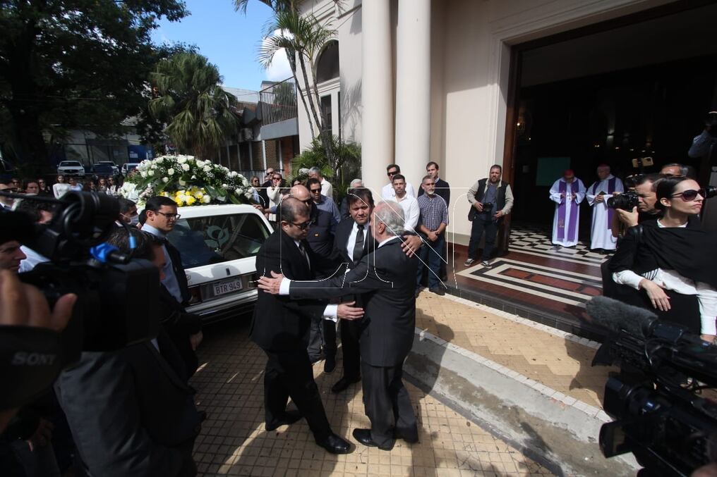 Francisco Pecci (de espaldas), padre del fiscal Marcelo Pecci, se encuentra en la parroquia. Foto: Emilio Bazán.