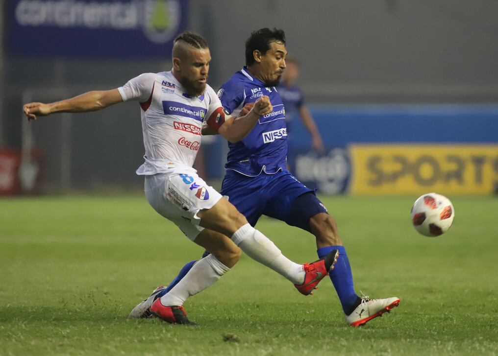 Orzusa de Nacional y Ferreira de Sol en plena disputa por el balón. (foto: ALBERTO JARA)
