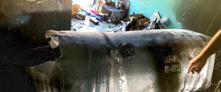 El hecho se registró  en el barrio Posta Yvycuá, donde se encontraban una mujer junto a su pareja (que estaba reparando el tanque) y su pequeña hija. Foto: Captura pantalla.