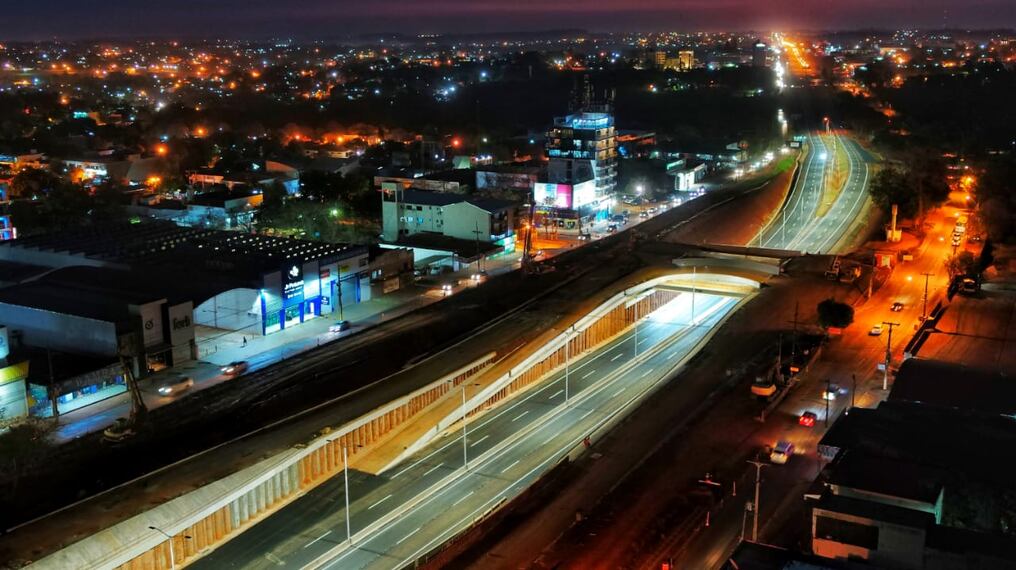 El paso a desnivel se habilitará al tránsito vehicular con una extensión de 1.500 metros (a cuatro carriles); además, se implantó un robusto sistema de iluminación con artefactos tipo led para brindar al usuario mayor visibilidad y seguridad. Foto: Gentileza.