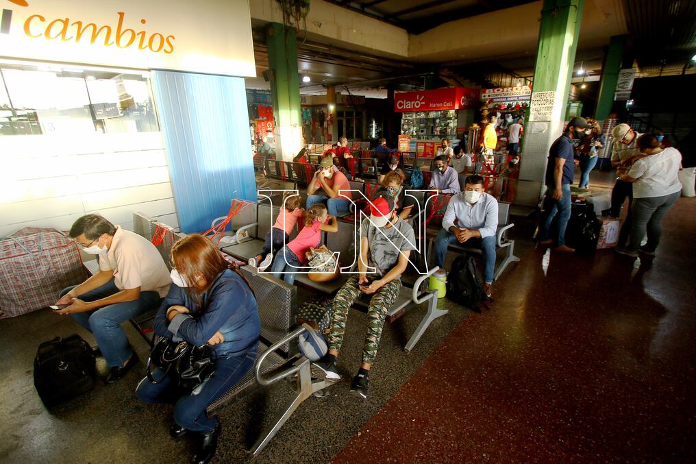 Una gran cantidad de viajeros registra la Terminal de Ómnibus de Asunción. Foto: Christian Meza. 