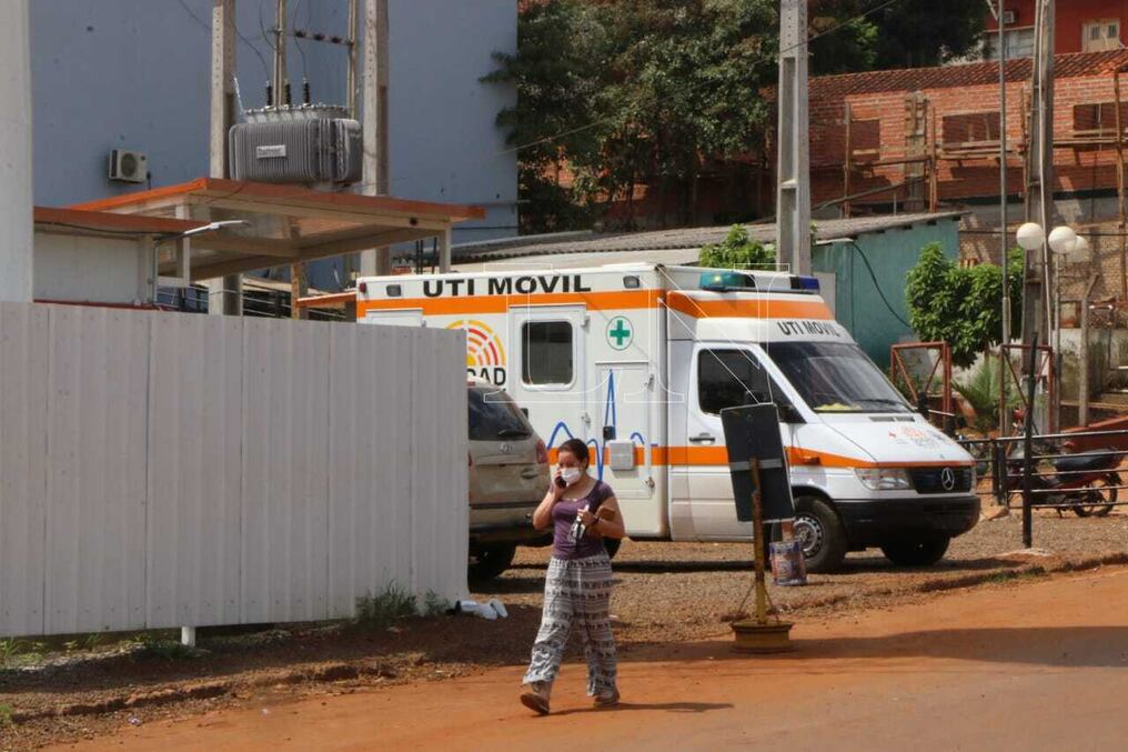 Ante el colapso del sistema sanitario a nivel país, los móviles acercan pacientes desde Santaní, San Pedro, Coronel Oviedo, Caaguazú e Itapúa. Foto: Gustavo Galeano.