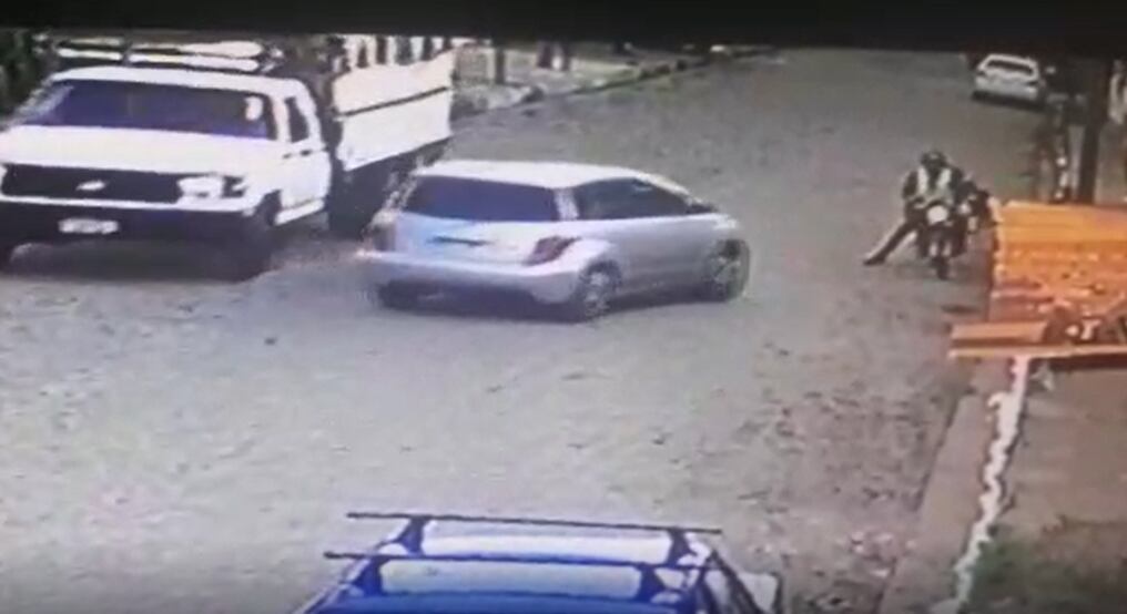 Momento en que el automóvil Toyota IST se apresta para atropellar a los delincuentes. Foto: Captura de pantalla.
