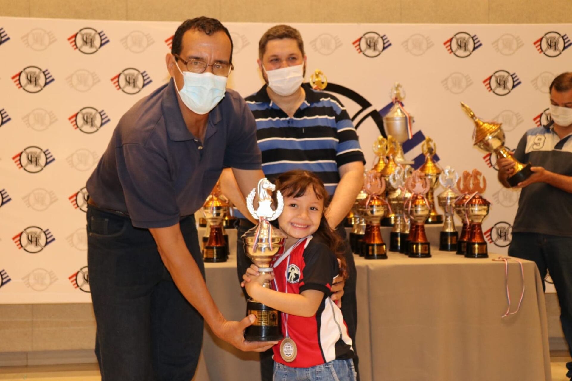 Victoria Luján Villalba Ruiz, de tan solo 5 años, se consagró como subcampeona de ajedrez en el Festival Nacional de la Juventud, evento organizado por la Federación Paraguaya de Ajedrez. Foto: Gentileza.