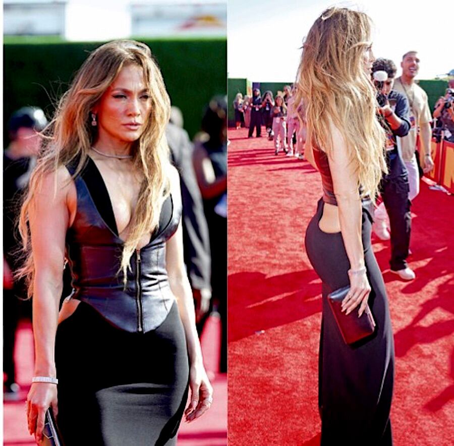 Para los MTV Movie & TV Awards se decantó por un corsé de cuero de gran escote y una falda con sensuales aberturas en las caderas de la firma Mônot.