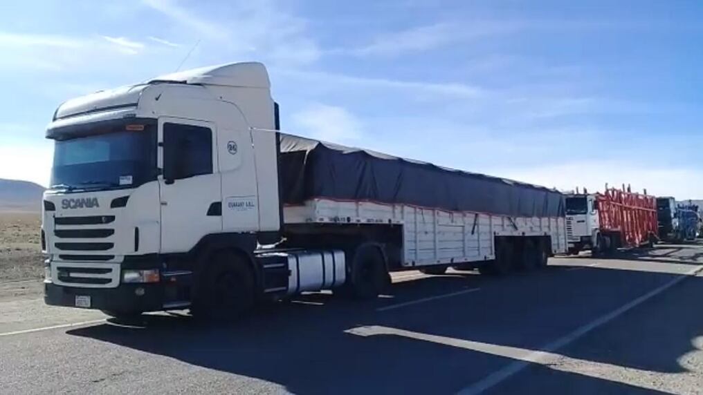 Los camioneros esperan que en poco tiempo se solucionen los inconvenientes. Foto: Gentileza.