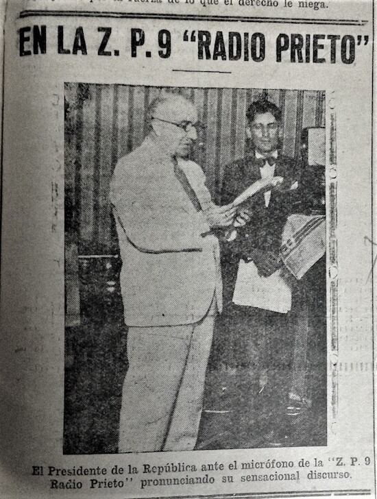 Foto publicada por el diario El Orden el 30 de octubre de 1933. El presidente de la República, Dr. Eusebio Ayala, pronunciando un discurso en la inauguración de ZP 9 Radio Prieto, el 29 de octubre de 1933, en plena Guerra del Chaco, tiempo en el que la emisora tuvo un gran protagonismo en favor de los intereses nacionales amenazados. Del archivo de Daniel Burt Artaza.
