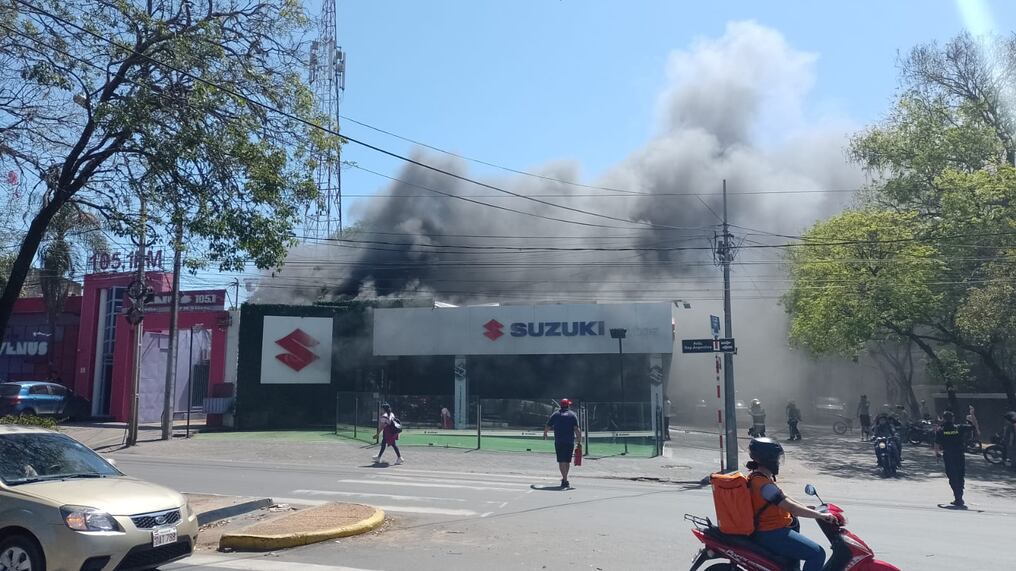 Luego de las 13:30 ya se logró controlar el incendio que habría consumido parte de una oficina que funciona en la empresa. Foto: Gentileza.