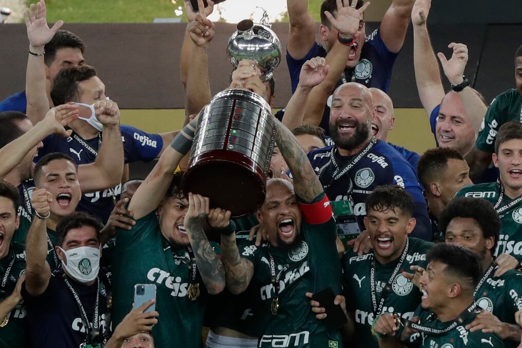El capitán del Palmeiras, Gustavo Gómez, y Felipe Melo levantan la copa de campeón de la Copa Libertadores 2020. (foto: AFP)