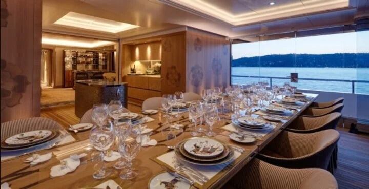 El suntuoso comedor, además de una amplia sala de estar con un bar. Foto: Gentileza.