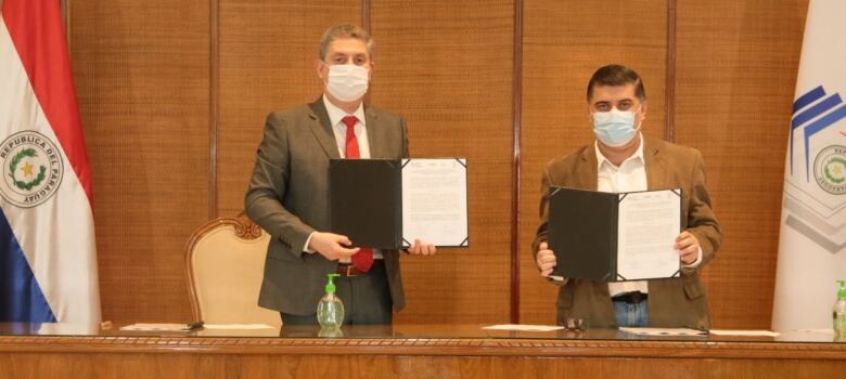 Los ministros del TSJE, Jaime Bestard, y de Salud, Julio Borba, firmaron en protocolo sanitario para implementar en las elecciones. Foto: Gentileza.