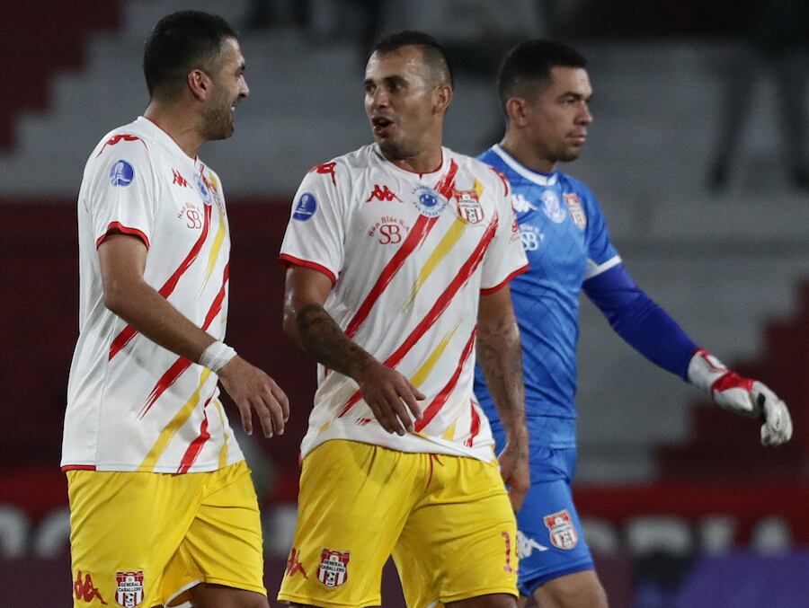 Santiago Salcedo (izquierda), junto a Sergio Vergara y el portero Gustavo Arévalos, destacó la importancia del roce.FOTO: AFP