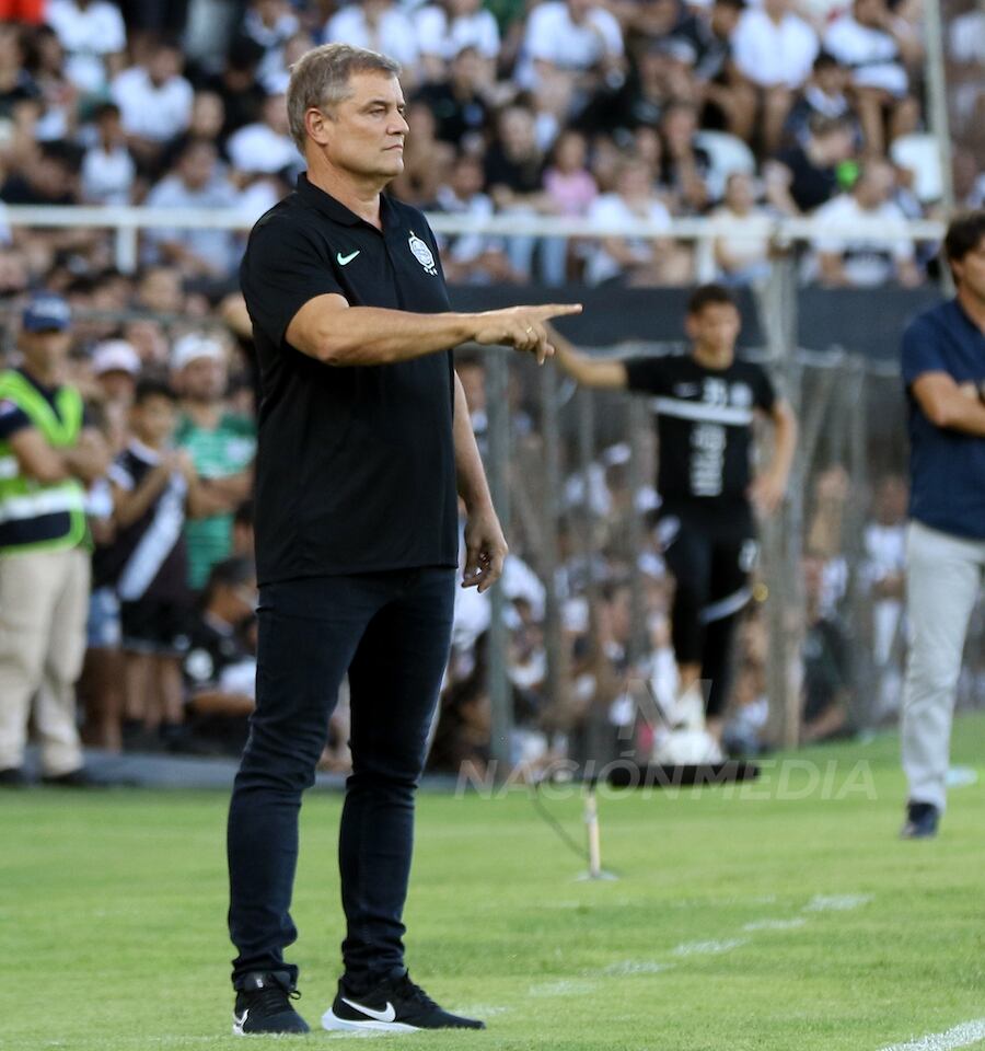 El DT Diego Aguirre tiene planificada la agenda franjeada, que incluye el clásico de mañana ante Guaraní y el estreno en la Libertadores.FOTO:NÉSTOR SOTO