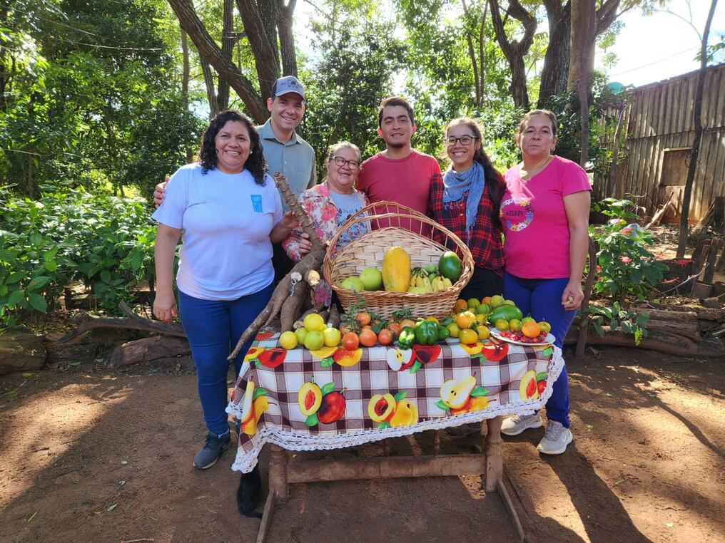 PNUD destacó a Lorena Mendoza y Pablo Benítez, dueños de una granja familiar en Alfonso Kue, Horqueta. Los mismos producen y comercializan alimentos sostenibles en el marco de una economía solidaria. Foto: Gentileza