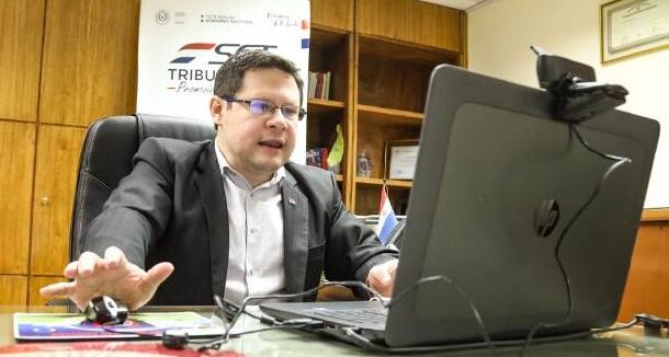 El titular de la SET, Oscar Orué participó este lunes de una charla virtual, en la que expuso sobre los impuestos a la exportación de servicios tecnológicos. Foto: Gentileza.