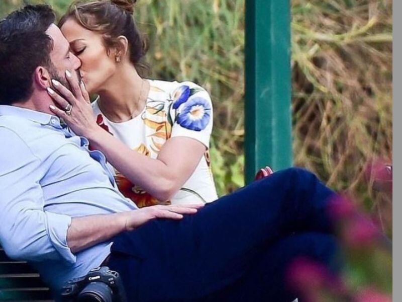 JLo y Ben Affleck protagonizaron tiernas fotos por los jardines del palacio del Elíseo. Foto: Gentileza.