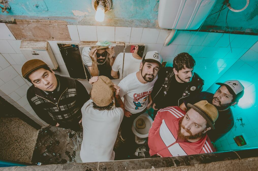 Piter Punk está actualmente integrada por: Gabo Baierling (voz), Kenny Isasi (batería), Ángel “Negro” Recalde (bajo), Manolo Bejarano (guitarra y coros), Pablo G. Blaya (guitarra) y Kike Núñez (teclado y coros). Foto: Gentileza. 
