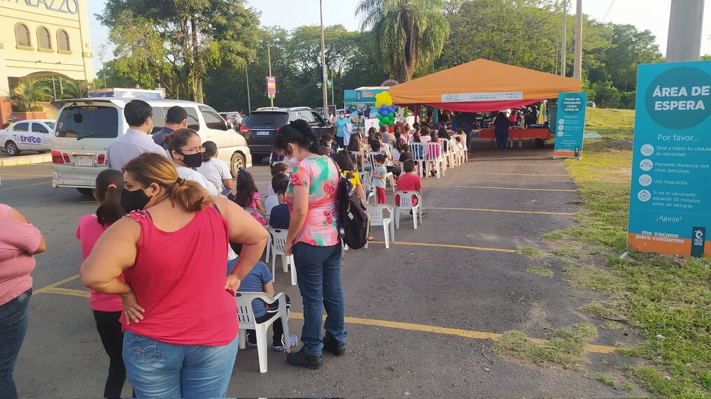 En el vacunatorio del Shopping Pinedo se realizó esta mañana el acto oficial del Ministerio de Salud para iniciar las tres jornadas exclusivas de inmunización pediátrica. Foto: Unicanal.