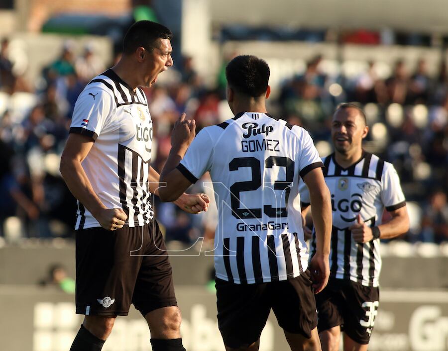 Óscar Cardozo grita su golazo, se asocian a la alegría Diego Gómez y Marcelo Díaz. Libertad se mete de lleno a la pelea por el cetro.FOTO:JORGE JARA