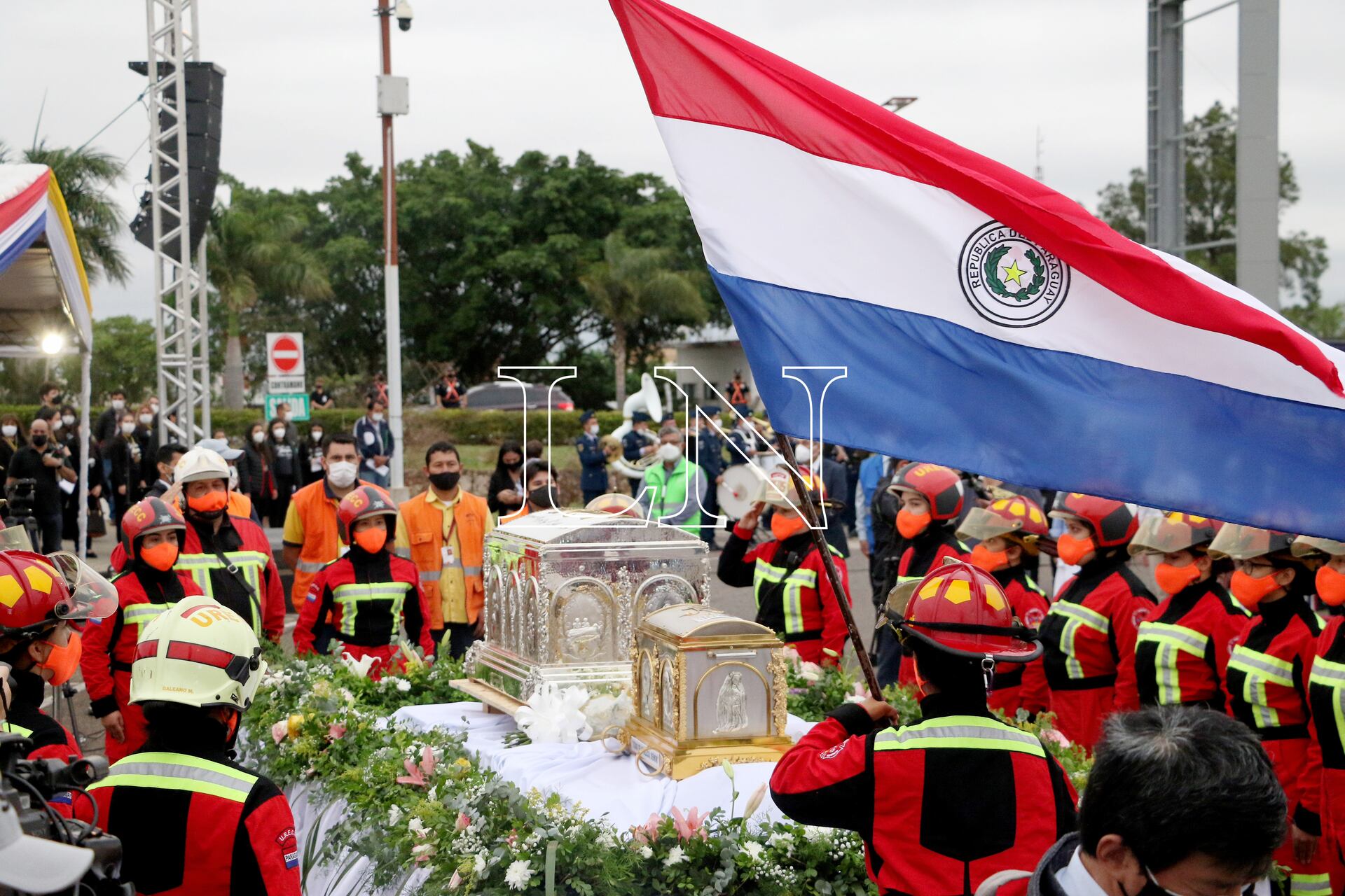 Los restos de la beata paraguaya María Felicia de Jesús Sacramentado, más conocida como Chiquitunga, arribaron al Aeropuerto Internacional Silvio Pettirossi minutos antes de las 05:00. Foto: Pánfilo Leguizamón.