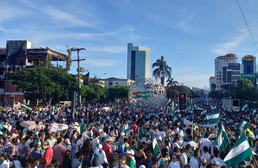 Opositores de la ciudad boliviana amenazan con un proceso revocatorio contra el mandatario Luis Arce si no otorga amnistía a presos políticos. Foto: @paulo_cesars.
