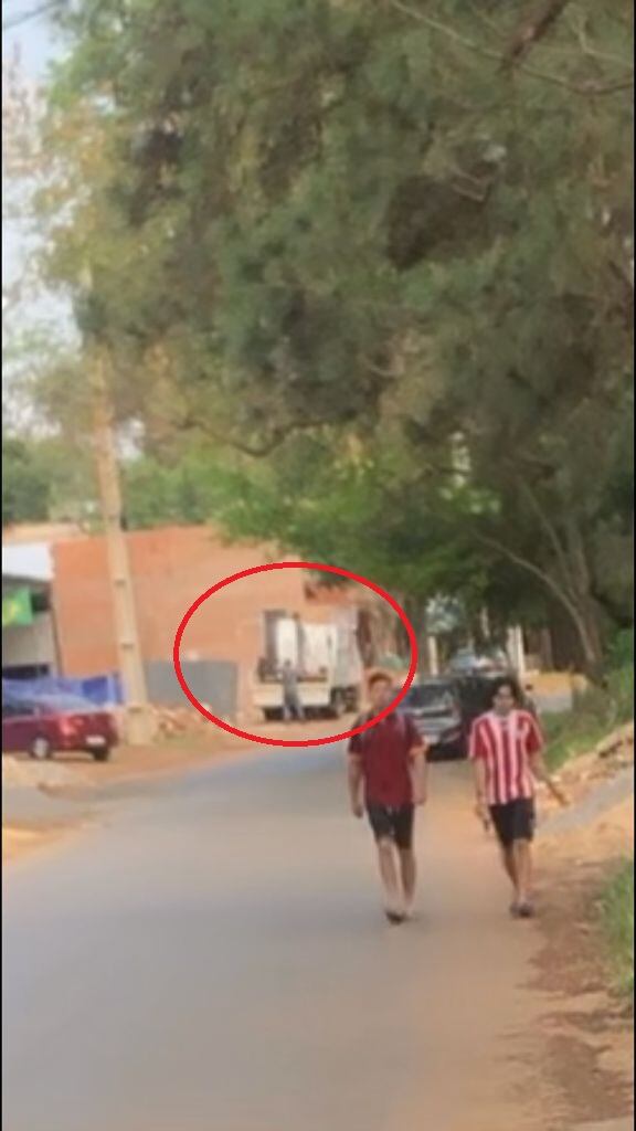 Foto captada este domingo, donde se observa a un camión descargando un montón de sillas a la Iglesia, donde esta mañana hubo un pequeño culto. Vecinos reportaron que hasta escucharon el uso de parlantes, a un volumen bajo. Foto: Gentileza.