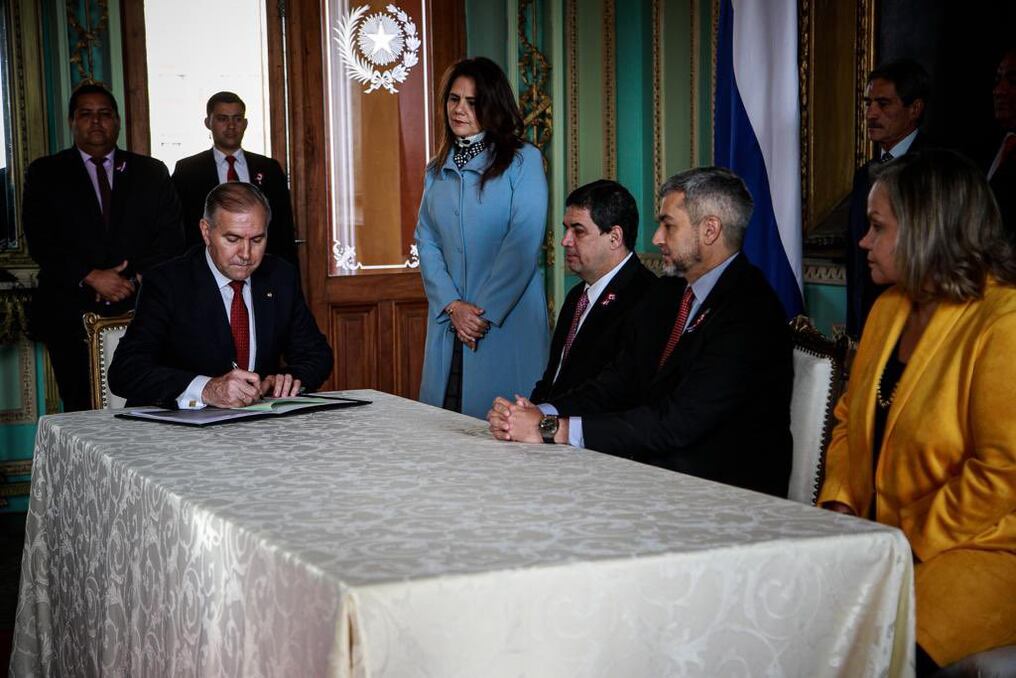 Julio César Arriola juró como nuevo ministro de Relaciones Exteriores en el Palacio de López ante el presidente de la República, Mario Abdo Benítez. Foto: Gentileza.