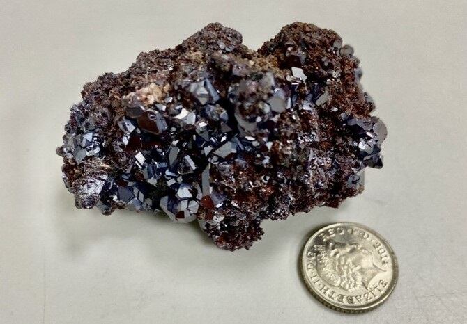 Óxido cuproso: el cristal extraído de Namibia que se utiliza para fabricar polaritones Rydberg. Foto: Europa Press.