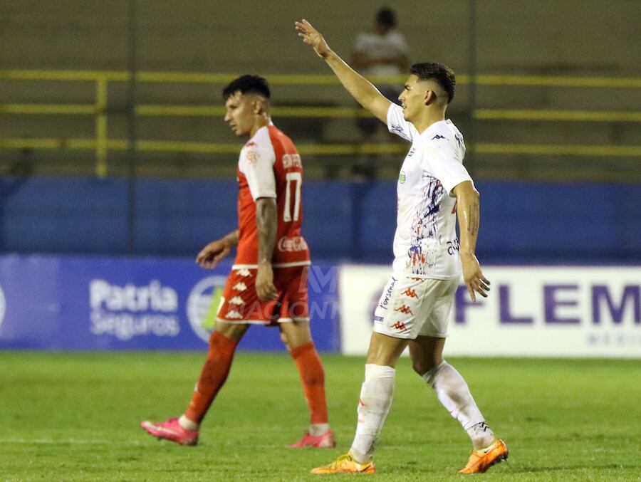 Richard Cabrera festeja su conquista, la que abrió el camino de la victoria tricolor ante General Caballero.FOTO:NÉSTOR SOTO