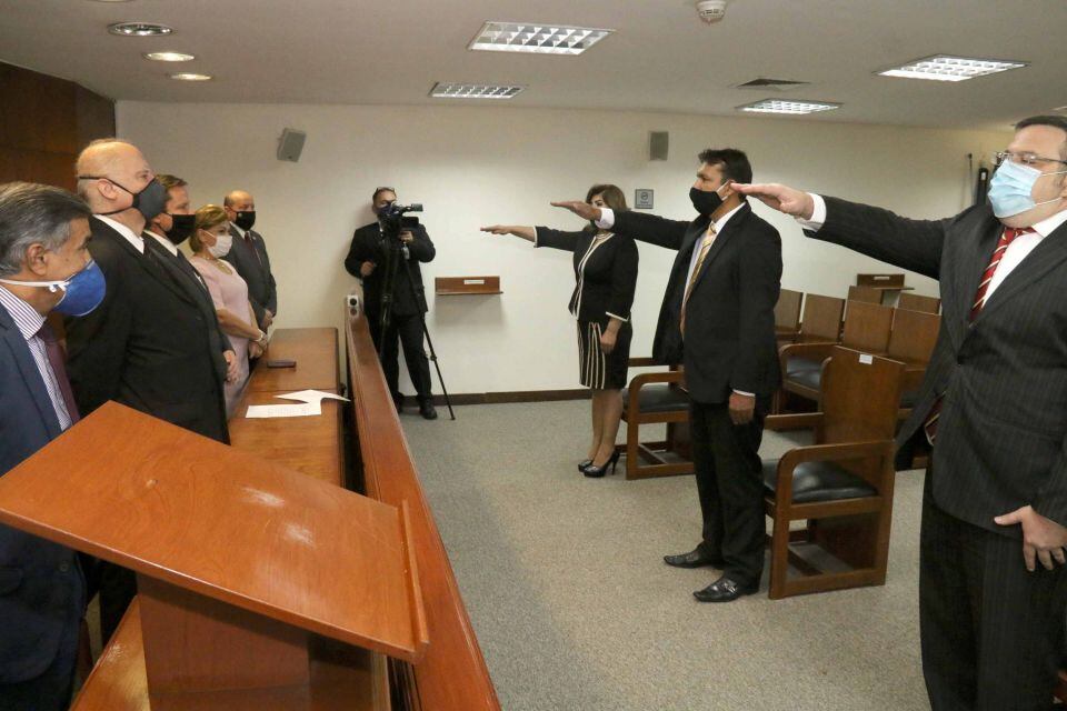 Los ministros de la Corte tomaron juramento a los jueces Carlos Fernández, Gustavo Auadre y la fiscala Yrides Melania Ávila Giménez, quienes ya de inmediato desempeñarán funciones en sus cargos. Foto: Gentileza.