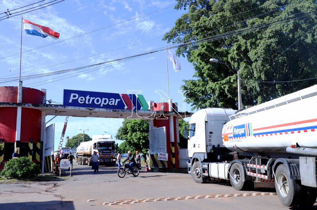 Petropar no estará exceptuado de la Ley de Contrataciones Públicas, lo que se elimina es la declaración de bienes y rentas, que restringía que varios proveedores participen de las licitaciones. Foto: Roberto Zarza.