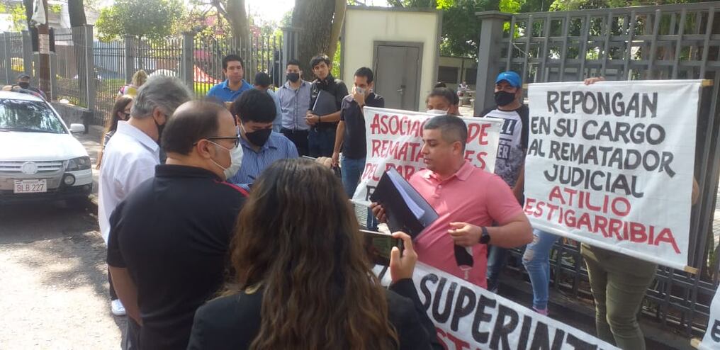 Integrantes de la Asociación de Rematadores Públicos del Paraguay piden el levantamiento de la suspensión que pesa sobre su presidente Atilio Estigarribia. Foto: Gentileza.