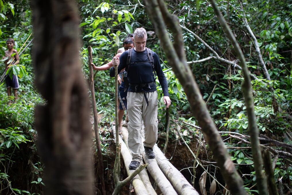 En esta foto de archivo tomada el 16 de noviembre de 2019, el veterano corresponsal extranjero Dom Phillips visita Aldeia Maloca Papi , estado de Roraima, Brasil. Foto: AFP.