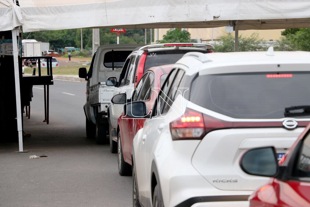 Desde primeras horas de la mañana se registra un incesante flujo de vehículos en zona de la Costanera de Asunción para hisopados ante aumento de casos de COVID-19. Foto: Emilio Bazán.