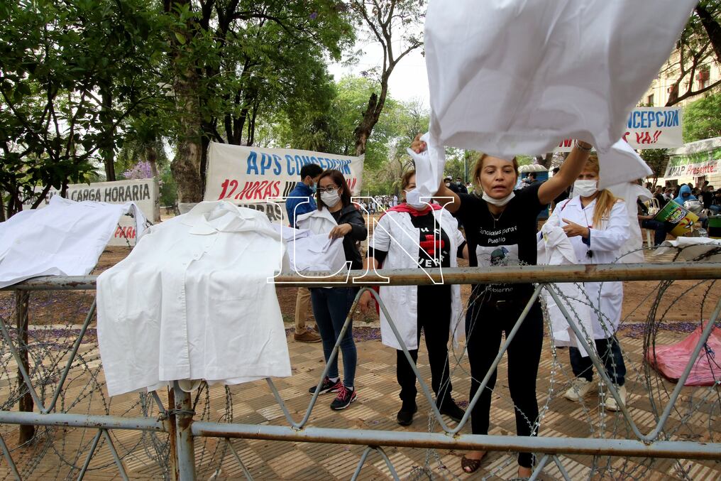 Médicos de varios puntos del país se movilizan hoy frente al Congreso Nacional. Foto: Pánfilo Leguizamón. 