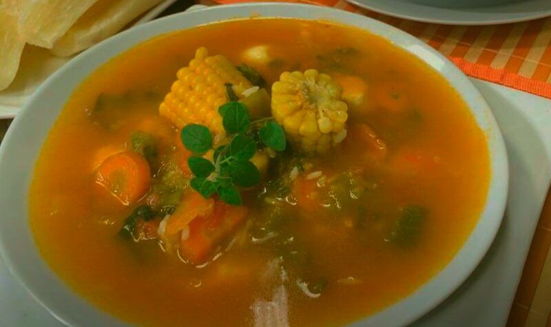 Indicaron que para el almuerzo y la cena una buena opción es incluir sopas y caldos, ya que permiten agregar entre sus ingredientes una amplia variedad de verduras necesarias para nutrirse bien. Foto: Gentileza.