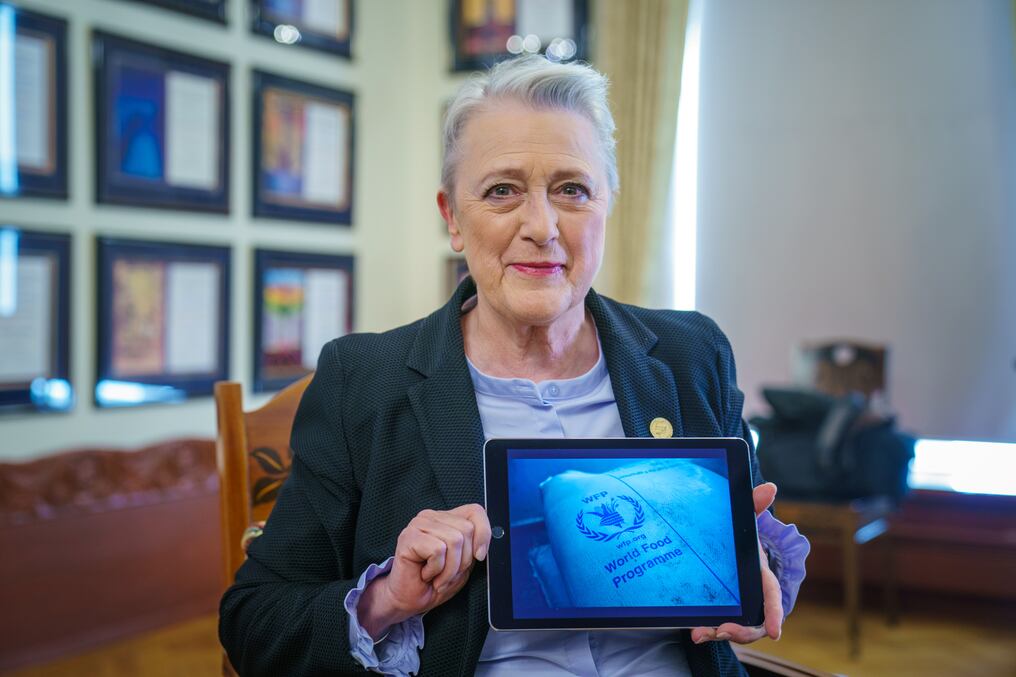 La titular del Comité Noruego del Premio Nobel de la Paz, Berit Reiss-Andersen, posó con una tablet para anunciar al ganador del 2020. Foto: AFP.