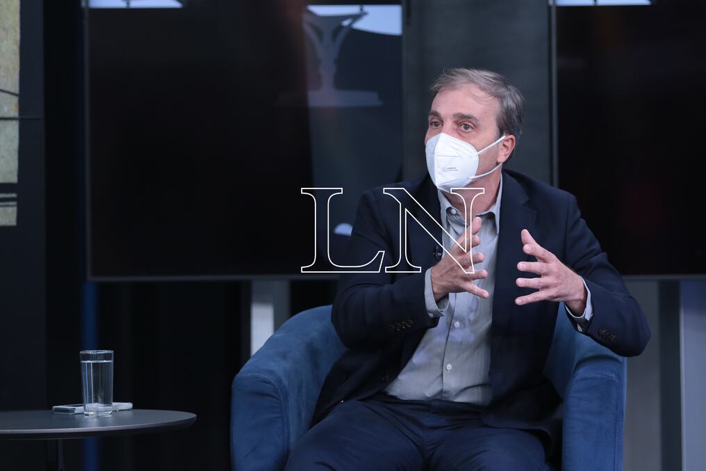 El doctor Tomás Mateo Balmelli sostuvo que los virus van perdiendo fuerza y que en Europa ya está bajando el nivel de pandemia a virus infectológico, eso después pasa a endemia. Foto: Eduardo Velázquez.