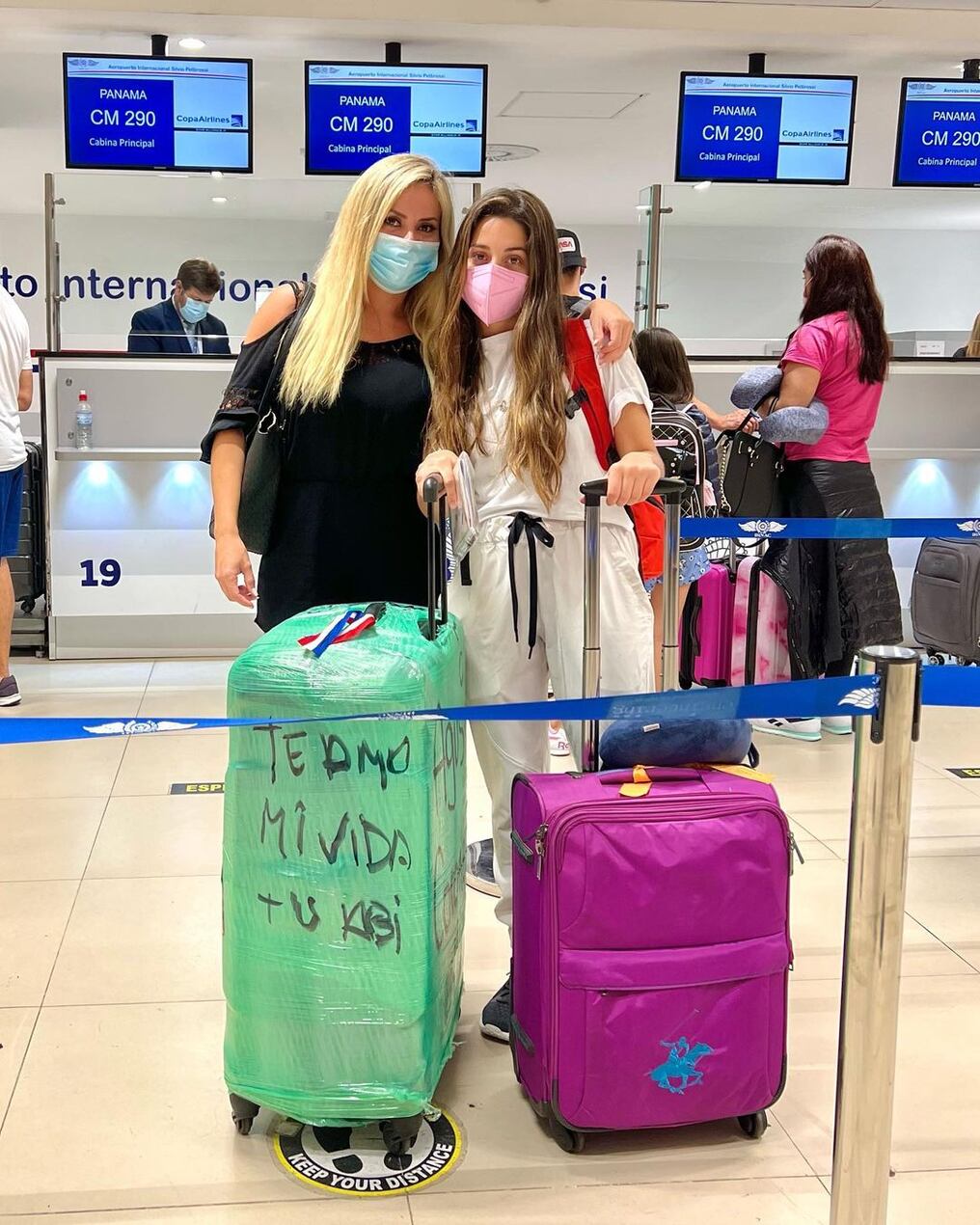 Dahiana Bresanovich acompañó al aeropuerto a su hija Agustina Coronel, quien partió rumbo a los Estados Unidos para estudiar en la universidad. Foto: Gentileza.