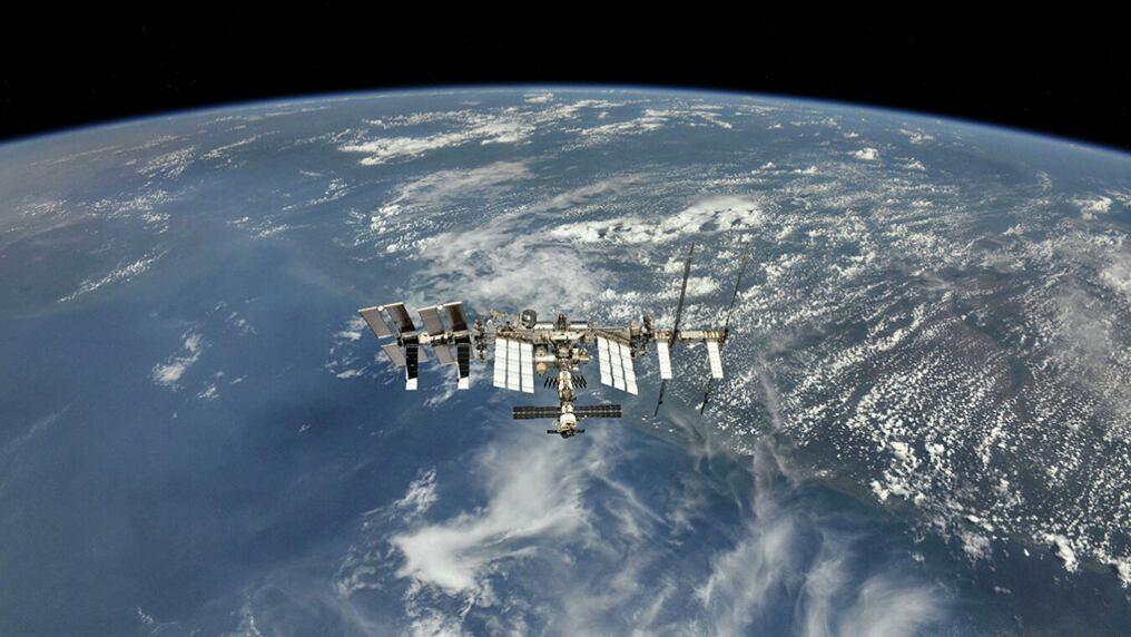 La tripulación de la Estación Espacial Internacional (ISS, por sus siglas en inglés) se vio obligada a tomar una acción evasiva. Foto: NASA.