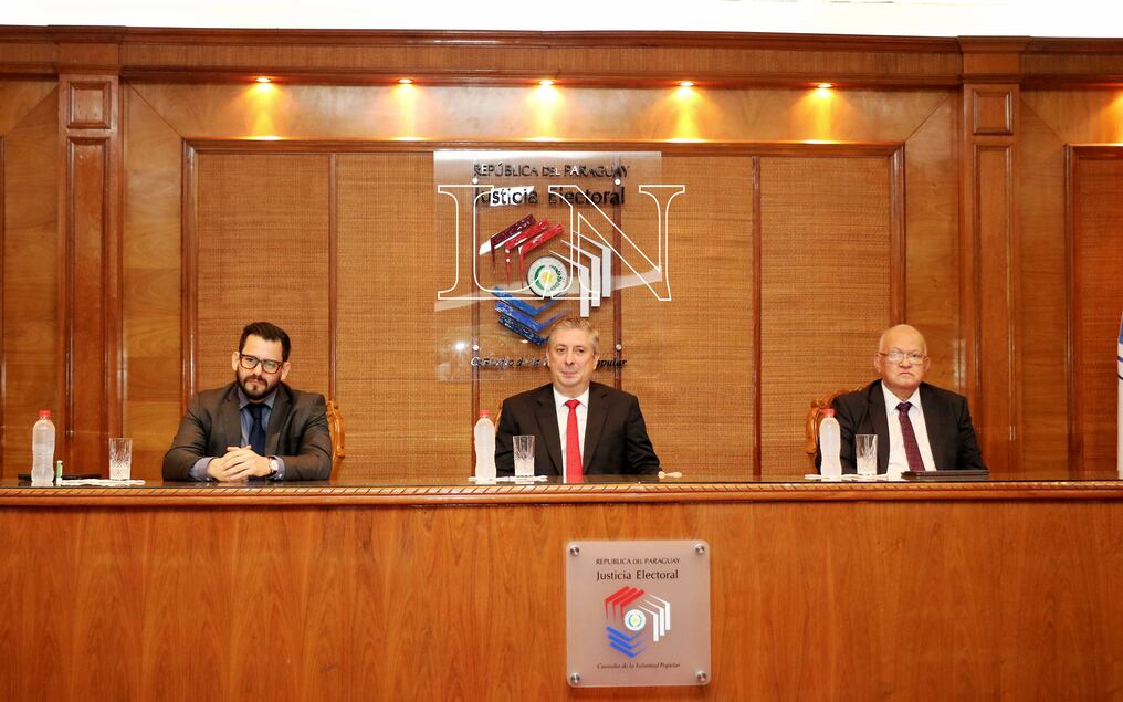 El abogado Eduardo González dijo que es obligación del TSJE proporcionar a los sectores políticos las máquinas para dar cumplimiento a la ley que establece el desbloqueo de listas y el voto electrónico. Foto: Nadia Monges.