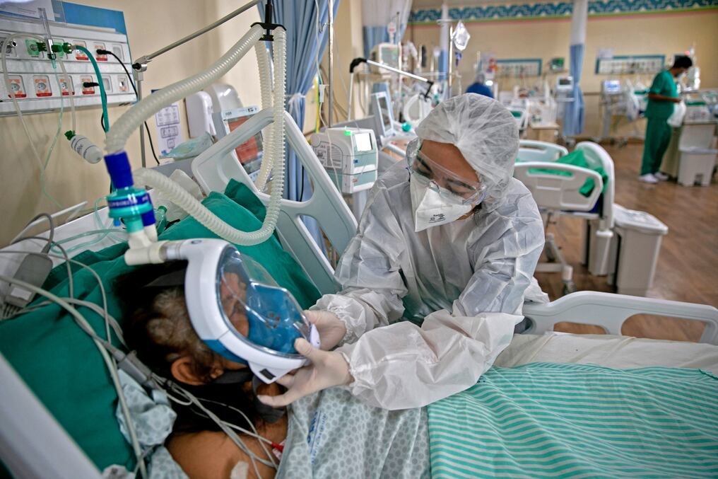 Señalan que es clave el seguimiento de los pacientes recuperados, ya que puede aparecer algún otro tipo de complicación. Foto: AFP.