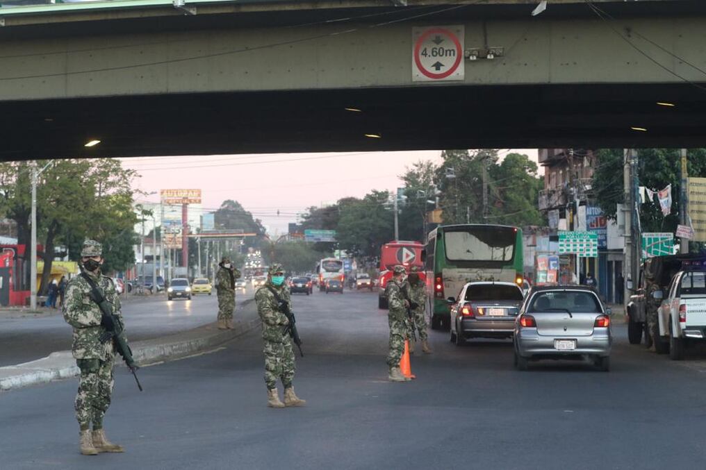 Una barrera militar se encuentra sobre Calle Última. Foto: Pánfilo Leguizamón
