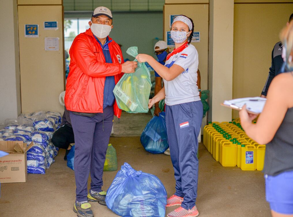 La crisis generada por la pandemia del coronavirus dejó a numerosas familias en situación de vulnerabilidad. Con la Campaña #EsperanzaDeportiva, al menos 2.400 familias fueron beneficiadas con la entrega de kits de alimentos. Foto: Gentileza.