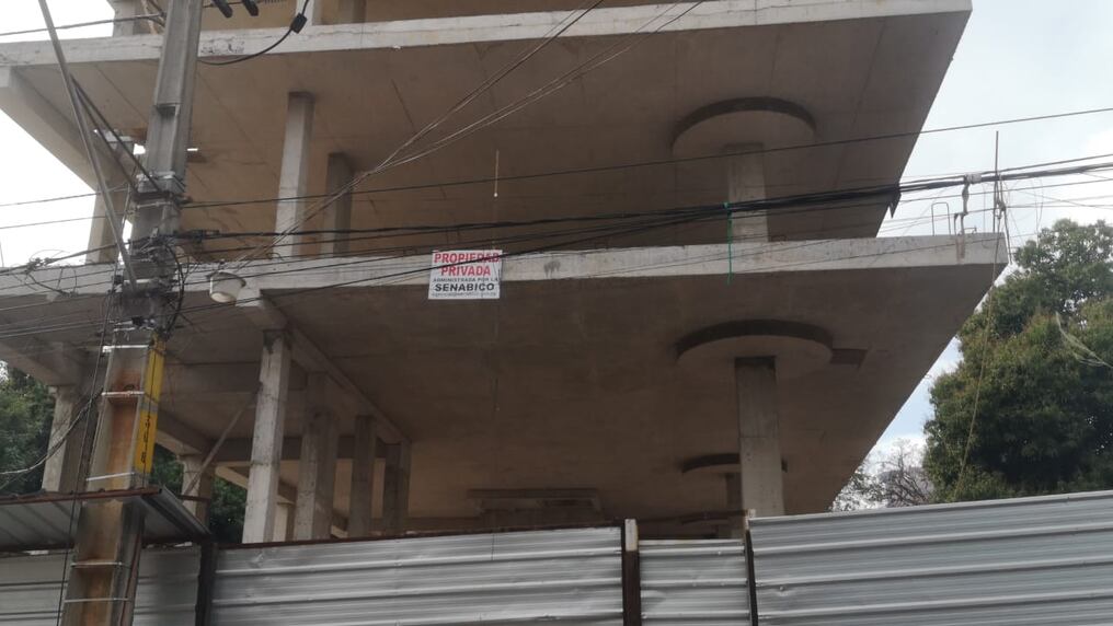 Uno de los inmuebles está a medio terminar en pleno Villa Morra sobre la avenida Mariscal López esquina Gonzalo Bulnes. Foto: Gentileza.