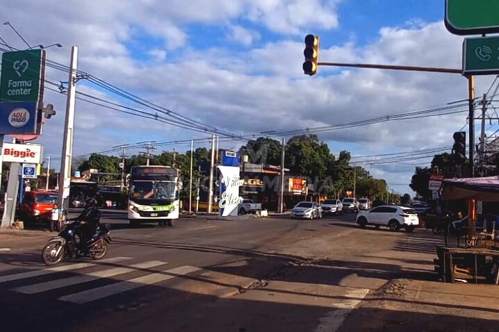 La intersección de la avenida Defensores del Chaco y Von Poleski registra a diario inconvenientes en el tránsito por la falla del señalizador. Foto: Ever Benegas/NM.