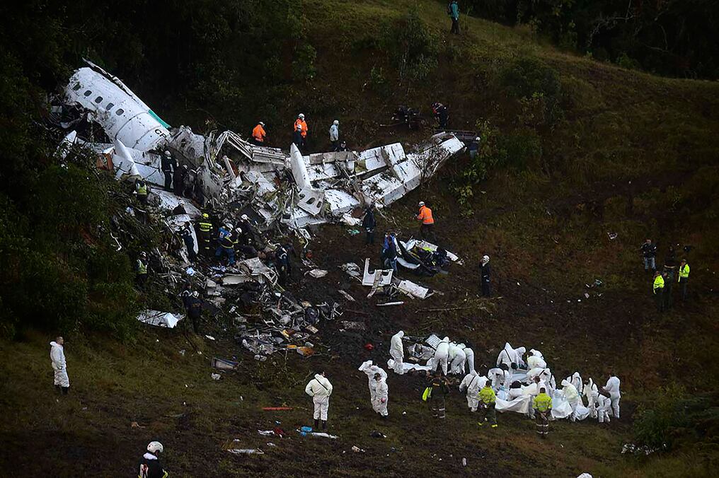 El avión que trasladaba a los brasileños quedó totalmente destrozado al chocar con el cerro. Foto: AFP.