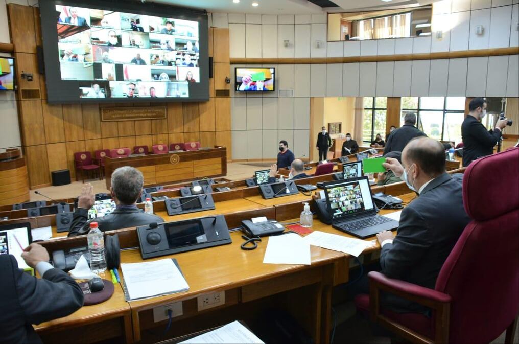 El proyecto fue presentado por las senadoras Zulma Gómez, Blanca Ovelar, Hermelinda Ortega, Esperanza Martínez, Lilian Samaniego, Desirée Masi y la entonces senadora Mirta Gusinky. Foto: Archivo.