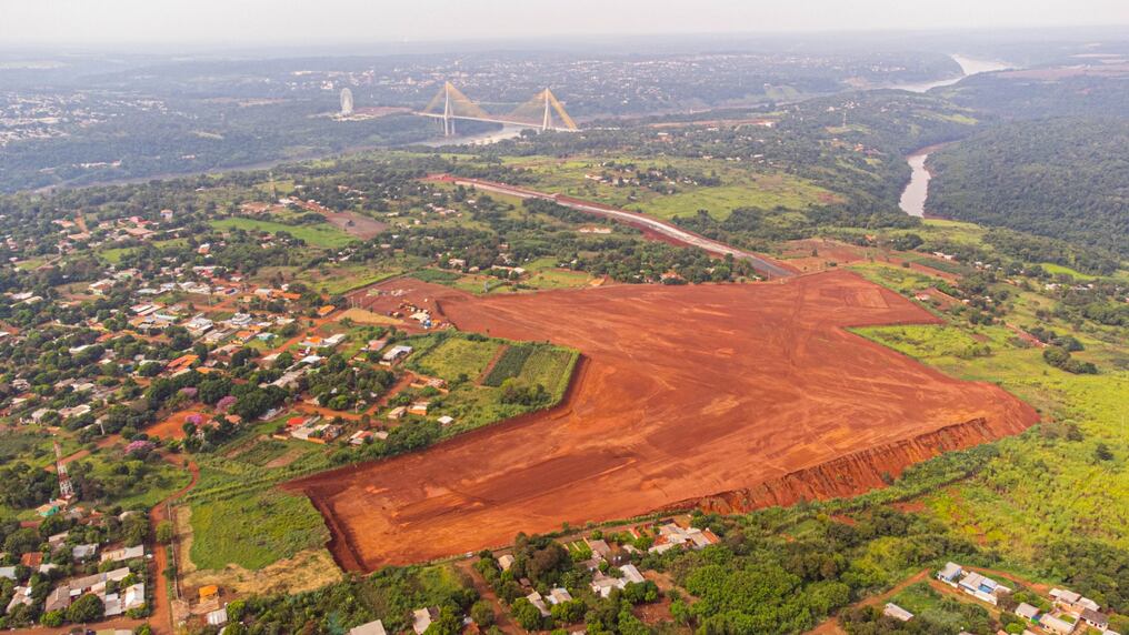 Zona de obras anexas en torno al puente de la Integración en el barrio Tres Fronteras de Presidente Franco. El área de tierra roja es la que corresponde a la futura sede de la ANNP, que apenas comenzó con el movimiento de suelo. Foto: Gentileza