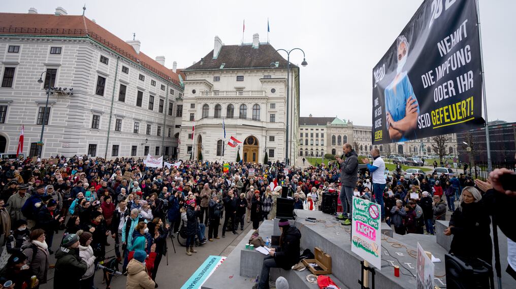 Cientos de manifestantes, opuestos a la medida, se reunieron frente a la cancillería este domingo por la tarde, con pancartas que decían “no a la vacunación obligatoria” contra el COVID-19. Foto: AFP.